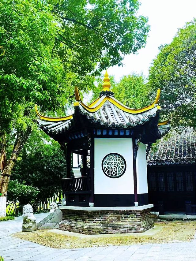 人文和風光融為一體；包公園