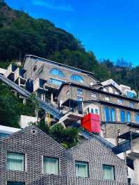 在懸崖上泡溫泉，欣賞麗水美景