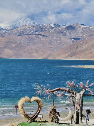 Yamdrok Lake's Beauty