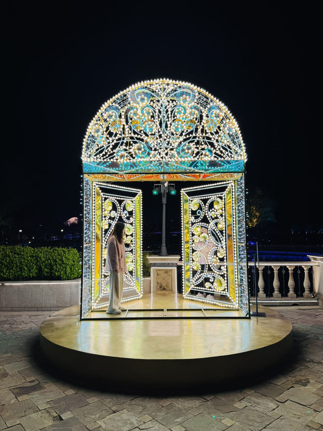  A Night Walk Around Chaoyang Park