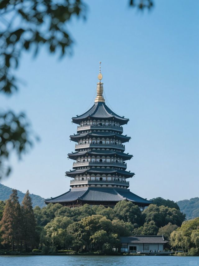 登上西湖雷峰塔，感受千年白蛇傳說的魅力！