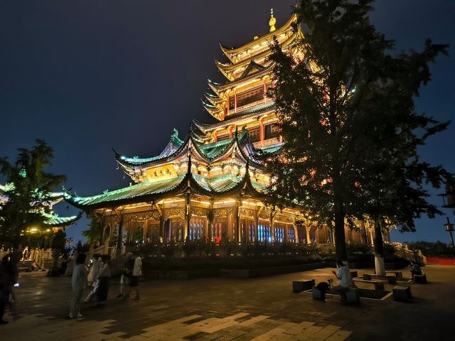 呢場大雨澆唔熄我對重慶嘅熱情！啱啱打卡完絕美夜景觀賞地鴻恩閣，即刻嚟俾你哋安利呢個寶藏景點 鴻恩