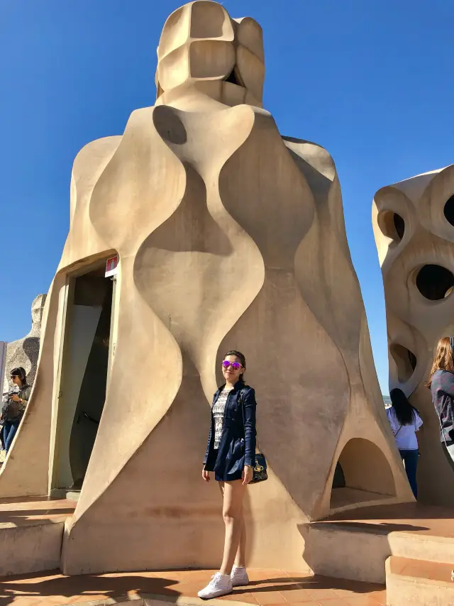 Experience the magic of Gaudí's curves and the charm of art in Barcelona