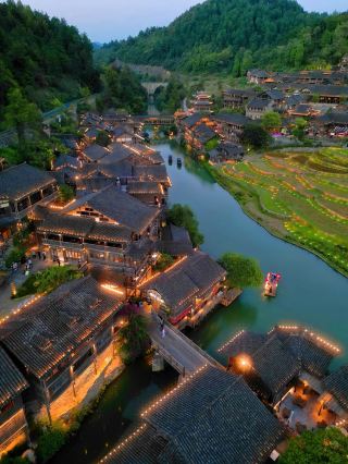 Zunyi Jiangyao Ancient Village, a thousand layers of paintings, lights rise on the star bridge in the nightless sky