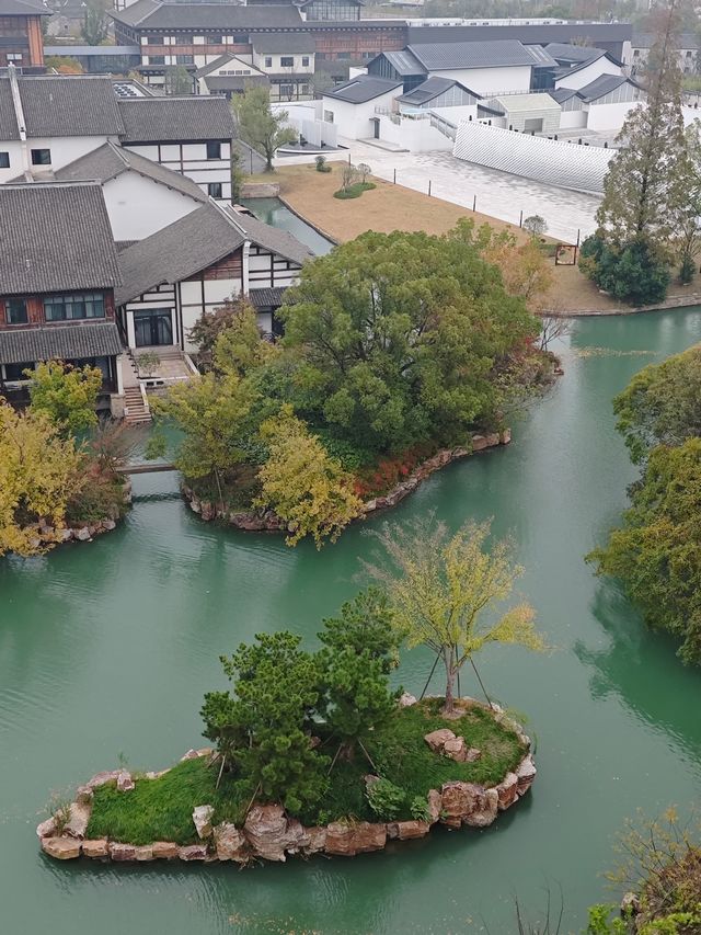 古鎮晨寐，塔上獨醒！