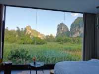 棲於明仕聚寶盆,一窗山水一窗福 推開門,喀斯特的青黛便撞進眼底——「畫山雲野Scenic山水度假