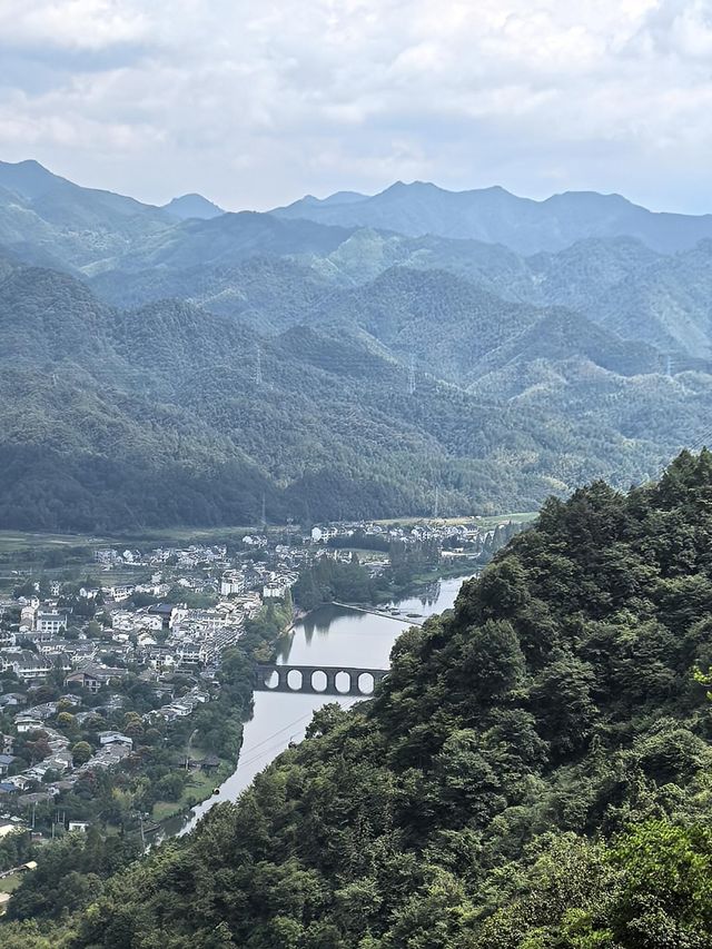 探秘齊雲山絕壁仙境