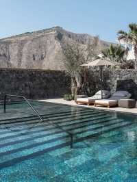 希臘聖托里尼｜打卡隱藏黑沙灘邊的絕美酒店