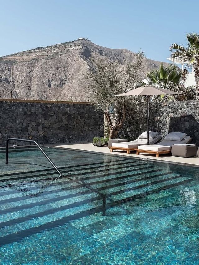 希臘聖托里尼｜打卡隱藏黑沙灘邊的絕美酒店