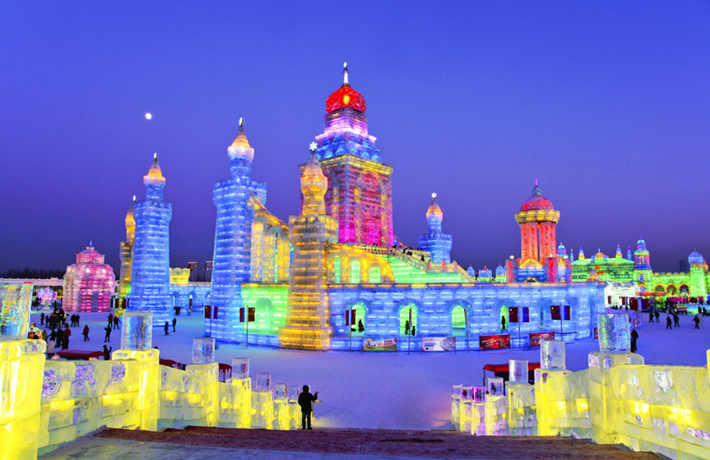 1. Core Opening Information
Opening Period: December 20, 2025 to February 28, 2026
Daily Operation: 10:00 AM - 10:00 PM, last entry at 7:30 PM
Peak Adjustments: Extended to 10:30 PM on New Year's Day and Spring Festival, prime time from 4:00 PM to 9:00 PM
2. Must-Play Attractions Recommended
Super Slide: 500 meters, the longest slide in history, 24 slides with windproof heated shelters, panoramic views from the top of the mountain
Extreme Flying Ball 6D Cinema: 9 shows daily, 60 people per show, recommended to visit the early 1:00 PM show to avoid crowds
Penguin Island & Arctic Wolf Bar: Interact with popular penguins and check in at the polar-themed bar built with real ice
Performances: Dual-stage shows + ice and snow float parade, intensive international-style programs after 6:00 PM
3. Practical Travel Tips
Transportation: Metro Line 2 “Ice and Snow World” Station Exit 3 direct access, free shuttle from Sun Island Station
Ticket Information: Adults 328 RMB, students/seniors/citizens 240 RMB, children under 1.2 meters free
Itinerary Planning: For a one-day trip, enter after 3:00 PM to balance photography and night activities; for two days, combine with Sun Island Snow Sculpture Art Expo
Essentials: Warm clothing + heat packs, power bank (battery drains quickly in low temperatures), high-calorie snacks to replenish energy
4. Photography & Avoiding Pitfalls Tips
Best Shooting Time: After 4:00 PM during the blue hour, main tower, Light Cathedral, and ice waterfall are key photo spots
Queue Times: Fewer queues from 11:00 AM to 2:00 PM, prioritize the super slide and 6D cinema
Dining Options: Brands like KFC and Madieer are available inside the park, try special treats like candied hawthorn and ice wine specialties