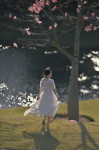 The lake at Qingxiu Mountain is both beautiful and photogenic, with a fairy-like atmosphere