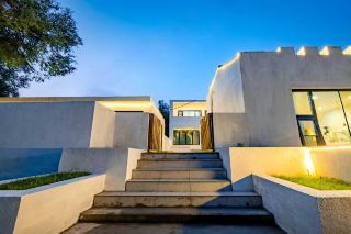 Escape the City Plan: Hide Away in the “Zero Entropy” Courtyard of Huazhu Utopia