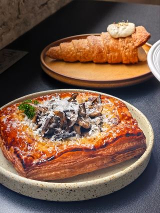 Eka Tianwu has a hidden gem! A black-themed industrial-style restaurant perfect for photoshoots.