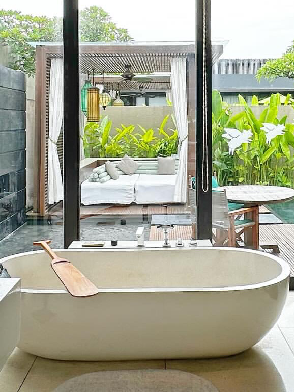 Checking in again at the W Hotel Seminyak, Bali—this place truly is a vacation paradise! ✨ Half of it buzzes with the trendy, lively vibe of Seminyak, and the other half offers the tranquil privacy of a tropical rainforest. I absolutely love this perfect balance!
🏡 Must-stay room types:
· Oasis One-Bedroom Villa (so stunning it makes you scream when you open the door!)
· Private pool + garden access all around
· Rice field green as the main color + warm yellow accent design
· BOSE sound system + W signature bed (so comfortable you won’t want to leave)
🌅 Exclusive experiences:
☑️ 3-minute walk to a private black sand beach
☑️ Renting out Orange Beach for the most romantic sunset!
☑️ Woo Bar neon pool party is super exciting
☑️ STARFISH BLOO seaside restaurant check-in
💫 Heart-melting moments:
Lying by the pool listening to the sound of the waves 🌊
Traditional Balinese massage at AWAY Spa
Room smart system controls the entire villa with one touch (full tech vibes)
Every day is a perfect cycle of coconut groves, evening breeze, and a slight buzz 🥥