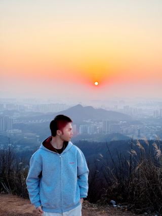 Changsha is perfect for hiking this season.
Sharing the 8 mountains I've hiked in Changsha over the past year ⛰️
Each one is within the city, and you can make a round trip in a day 🚗
The routes are all friendly, and they're great for photos 📷
I recommend saving this 🌟 and grabbing a friend to head out this weekend.
.
 Matan Mountain (Wangcheng District)
A niche peak that's recently become popular. Navigate to Dicui Peak by car, and it's just a 10-minute hike up a paved road to the summit, where you can see the sunset and city night views.
.
 Gu Mountain (Yuelu District)
An unspoiled hiking peak that you can summit in 1 hour. A few sections are quite steep, adding to the hiking challenge. You can capture the sunset and city scenery from the top.
.
 Jian Mountain (Yuelu District)
A small peak you can summit in half an hour, featuring a heart-shaped wooden boardwalk and rest pavilions. The view from the top is wide and unobstructed. If you love sunsets and cityscapes, you won't be disappointed here.
.
 Taohualing (Yuelu District)
There are many hiking routes at Taohualing. I like taking the route from the main entrance, passing by Mixiang Xianbu—it's a light hiking route that reaches the summit in half an hour. It's great for photos at the top, and the route is well-established.
.
 Yuelu Mountain (Yuelu District)
No need to say much about Yuelu Mountain; there are many routes and many hikers. I prefer the route from the South Gate to Yunlu Palace—it's less crowded, easier to hike, and has a classic charm. The sunrise here in the summer is also beautiful.
.
 Taiyang Mountain (Kaifu District)
A peak almost no one knows about. There are hiking boardwalks under dense shade, and the whole route is easy, making it suitable for family hikes.
.
 Lianhua Mountain (Yuelu District)
A peak you can drive all the way to the top of. There's a lawn at the summit for leisure and entertainment, and the view is wide.
.
 Heimi Peak (Wangcheng District)
The 1️⃣ highest peak in the Changsha urban area. When the weather is good, you can see downtown Changsha from a distance, and the temple on the summit is very popular for burning incense 🔥.
.
These 8 urban peaks each have their own unique features, friendly routes, and are great for photos. You can head out any weekend.
If you love hiking, save this post and check them off one by one ✅