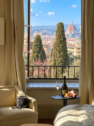 Một cuộc gặp gỡ lãng mạn tại một điền trang ở Tuscany, Florence.