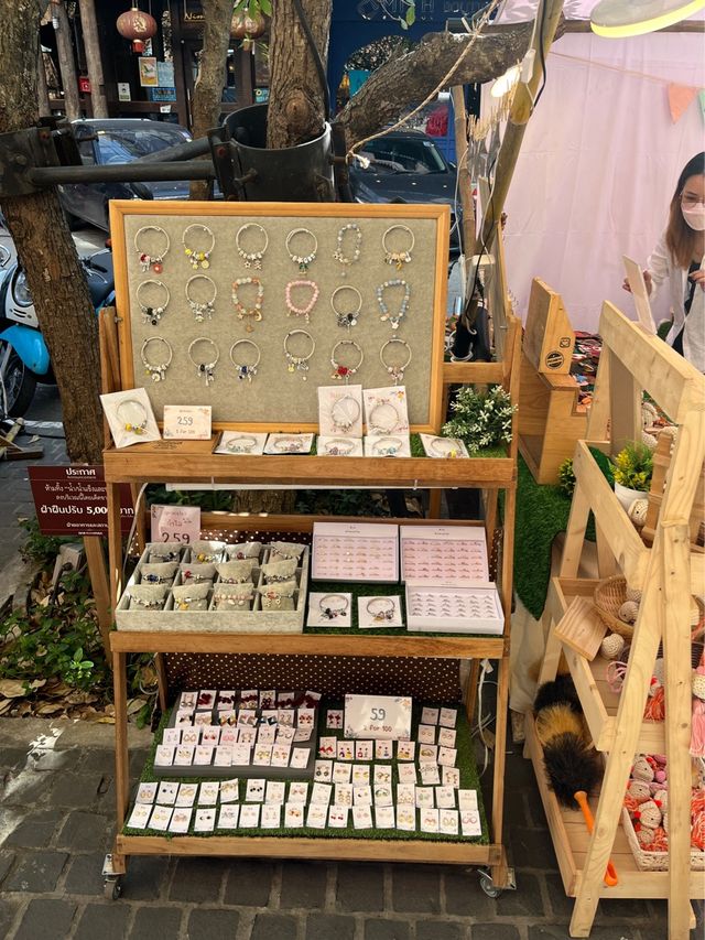치앙마이에서 밤에는 선데이마켓 낮에는 화이트마켓! 꼭 가보기~ 
