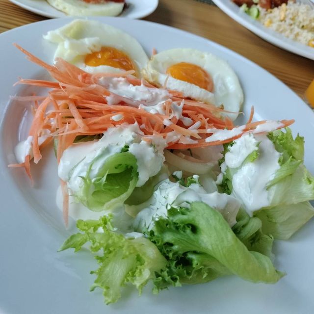 โรงแรมที่พักดีมากๆ อาหารร้อยและเยอะมีให้เลือก 