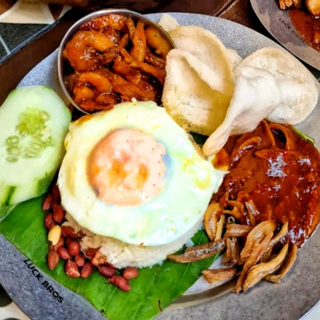 A good lunch at Luckbros Kopi ☕
