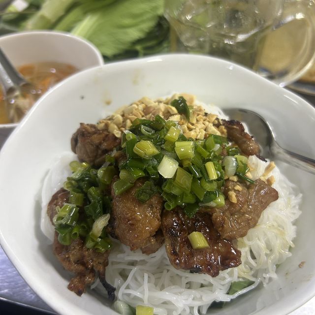 每一天都爆滿的越式煎餅小吃店