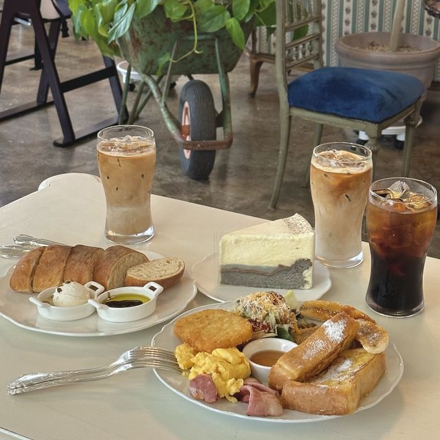 모네의 정원을 모티브로 한 ☕️라메종지베르니✨