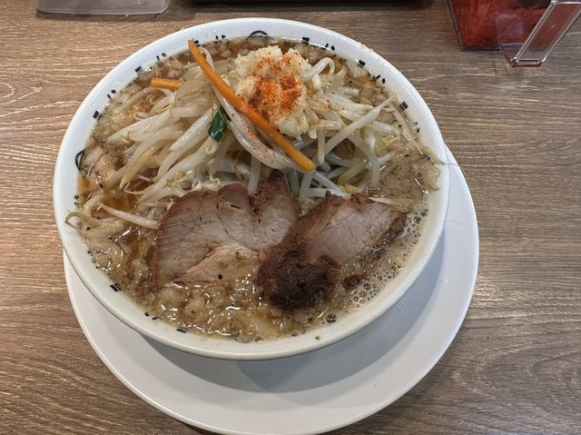 東京・三軒茶屋。茶沢通りのボリュームラーメン『野郎ラーメン 三軒茶屋店』