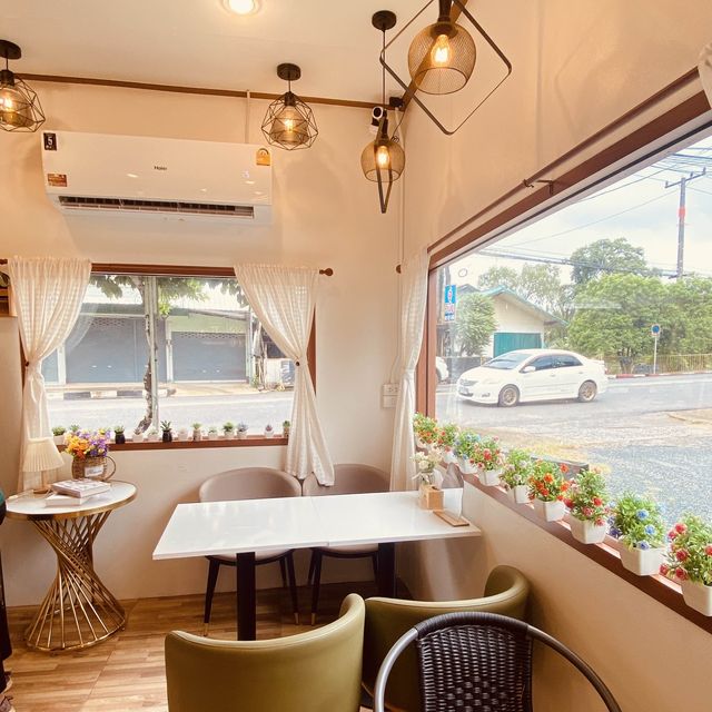 นั่งดื่มกาแฟชิลๆ ที่ La lan ta | ตราด