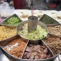 夜市美食狂歡！忠孝路觀光夜市的好吃之旅🍜🌭🎉