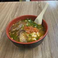 【台湾/台北】歯応えある麺に絶妙な酸味の牛肉トマト刀削麺が美味しい「永康刀削麺 (ヨンカンタオシャオミエン)」