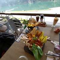 碧潭水灣湖邊享受午餐或晚飯