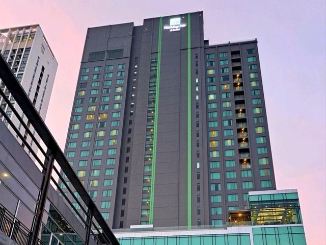 ที่พักนอนสบาย Holiday Inn & Suites Siracha Laemchabang 