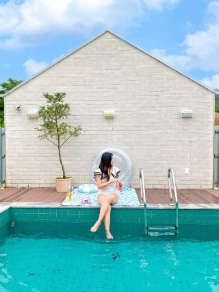 Hwadambyeolseo, a Suncheon accommodation with an impressive green swimming pool