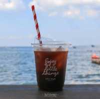 คาเฟ่ลับติดทะเล สไตล์เมดิเตอร์เรเนี่ยน
