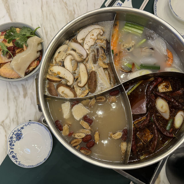 📍尖沙咀 特色四格鍋‼️湯底濃郁💖醉雞、海鮮鍋料巨多 ❤️‍🔥