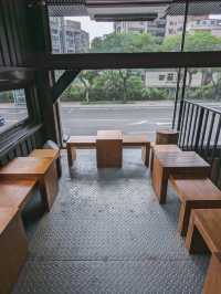 水泥牆、鐵皮屋，大馬路邊的工業風咖啡：得正咖啡