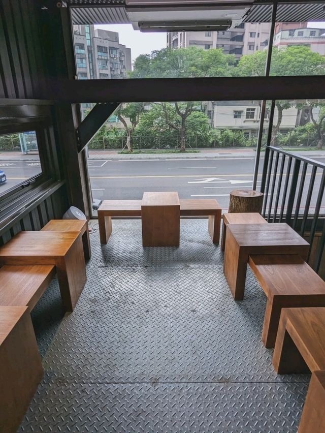 水泥牆、鐵皮屋，大馬路邊的工業風咖啡：得正咖啡