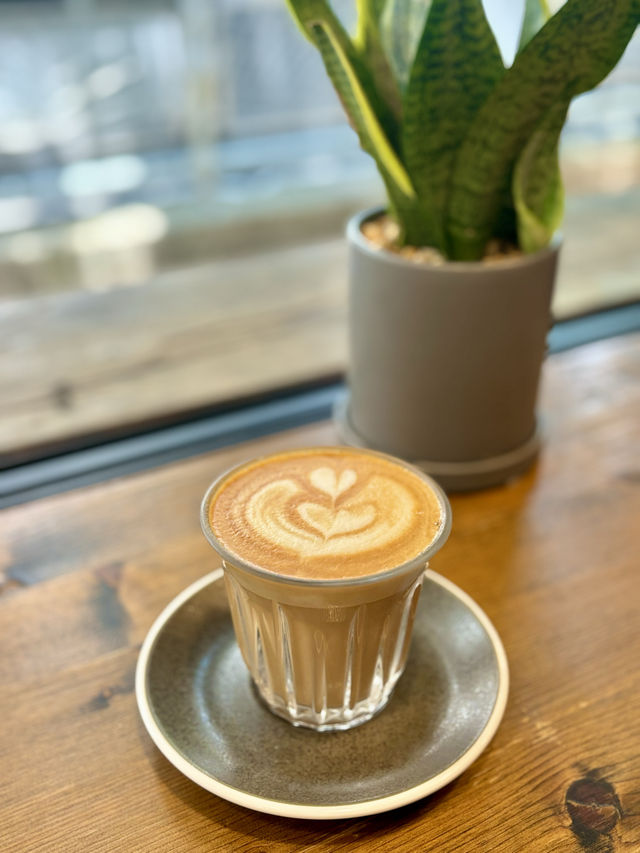 【灣仔】Blend & Grind：在春日的樹底下享受咖啡和鬆餅