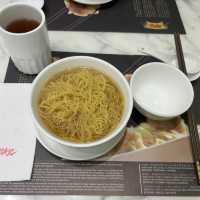 【香港・銅鑼湾】ミシュラン一つ星の老舗のお粥と麺類の専門店「何洪記粥麵專家」