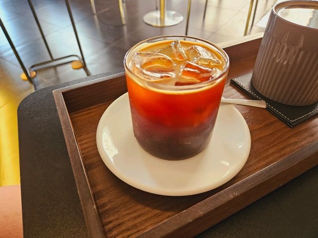 A nice retro cafe at Haebangchon, Cozydomz