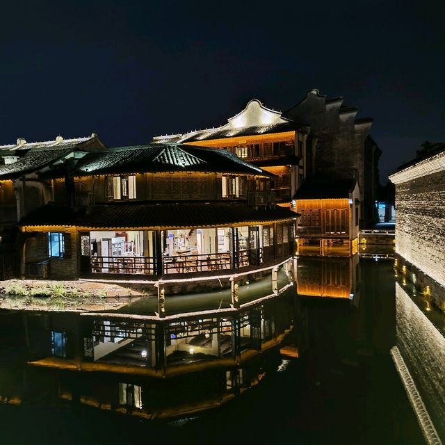 看着乌镇的夜景，吃着甜品