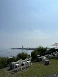 ๋ฐ๋ท๊ฐ๋ฅผ ๋ฐ๋ผ๋ณด๋ฉฐ ์ปคํผํ์ ํ  ์ ์๋ ์ฌ๋์นดํ๐๐ป