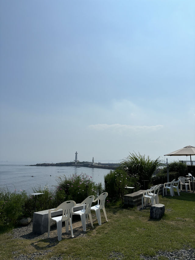 ๋ฐ๋ท๊ฐ๋ฅผ ๋ฐ๋ผ๋ณด๋ฉฐ ์ปคํผํ์ ํ  ์ ์๋ ์ฌ๋์นดํ๐๐ป ๋ฐ๋ท๊ฐ๋ฅผ ๋ฐ๋ผ๋ณด๋ฉฐ ์ปคํผํ์ ํ  ์ ์๋ ์ฌ๋์นดํ๐๐ป