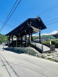 【長野県/下諏訪　“諏訪大社 下社 春宮”前/道路の真ん中にある下馬橋】