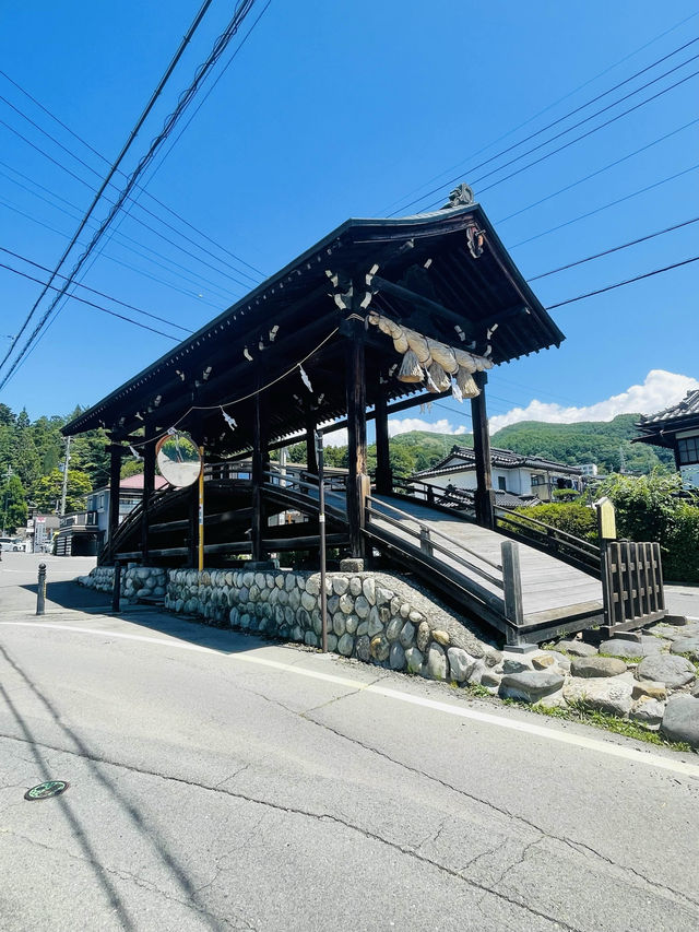 【長野県/下諏訪　“諏訪大社 下社 春宮”前/道路の真ん中にある下馬橋】