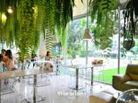 คาเฟ่คุมโทนขาวเขียวบรรยากาศร่มรื่น