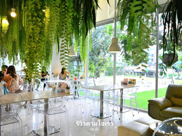 คาเฟ่คุมโทนขาวเขียวบรรยากาศร่มรื่น