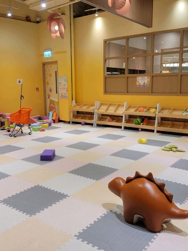 韓式餐廳的悠閒下午茶🧇 設小朋友波波池和game room玩👪
