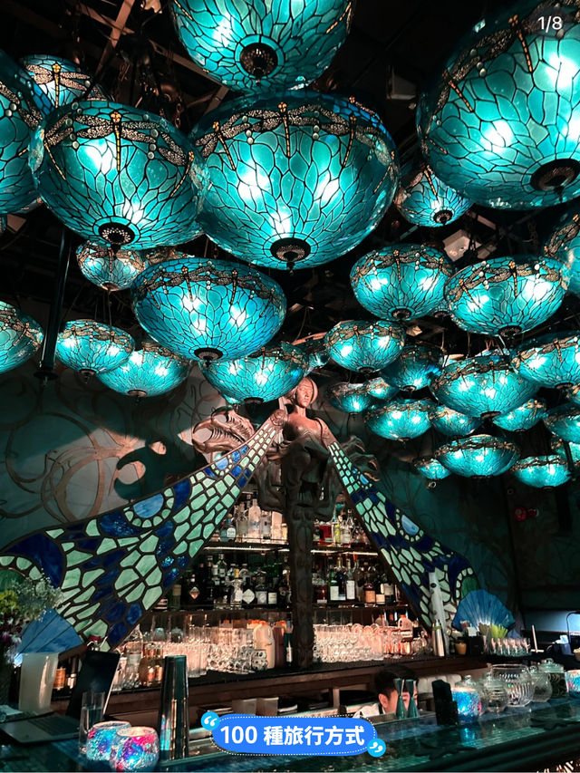 《酒吧》「香港中環大館的獨特酒吧，為顧客帶來夢幻般體驗」