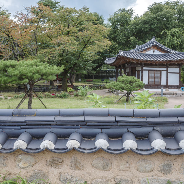 연못과 정자가 멋스러워 산책하기 좋은