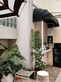 A paper cup coffee & friends คาเฟ่สะพานควาย